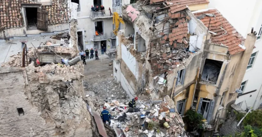 V troskách zrútenej budovy v Aténach našli telo, pátrajú po ďalších