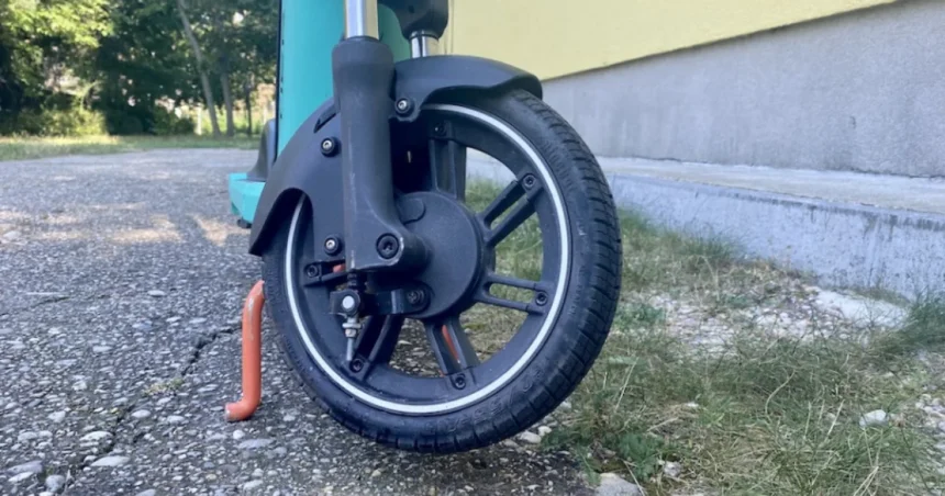 Brusel zakázal elektrické kolobežky, používali ich pri streľbách
