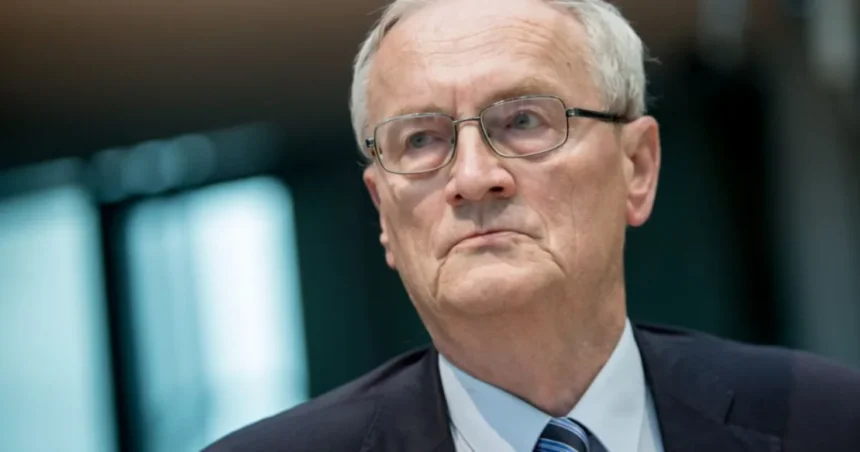 Bývalý riaditeľ nemeckej tajnej služby August Hanning putuje za mreže