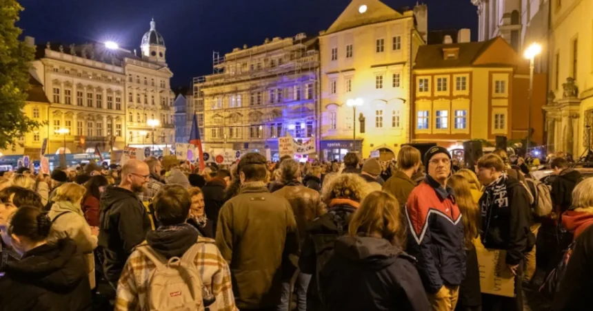 Český parlament rokuje o koncesiách do noci, ľudia protestujú