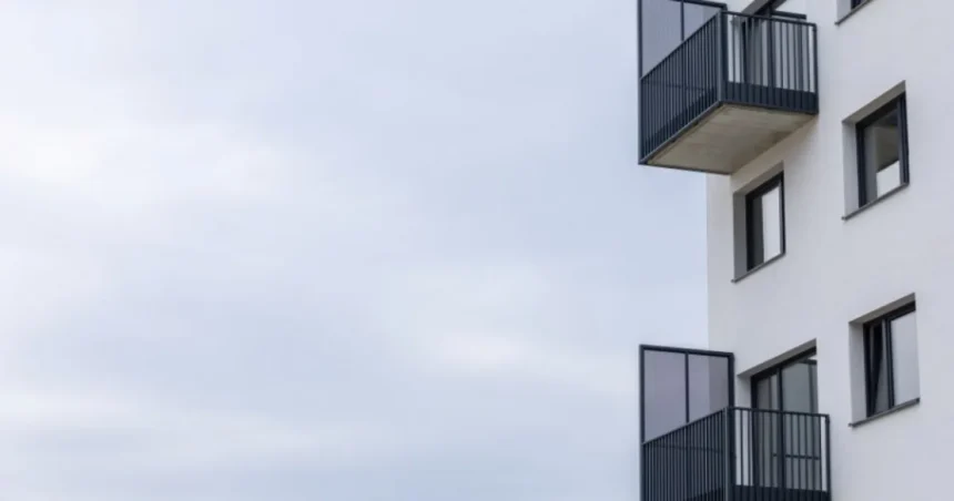 Dievčatko viselo z balkóna dvanásteho poschodia