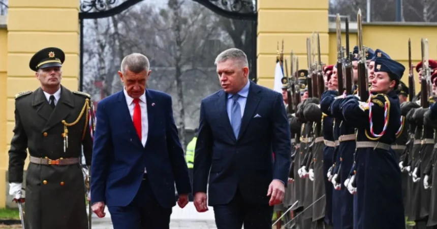 Fico a Babiš dnes v Prahe odhalia sochu česko-slovenského priateľstva
