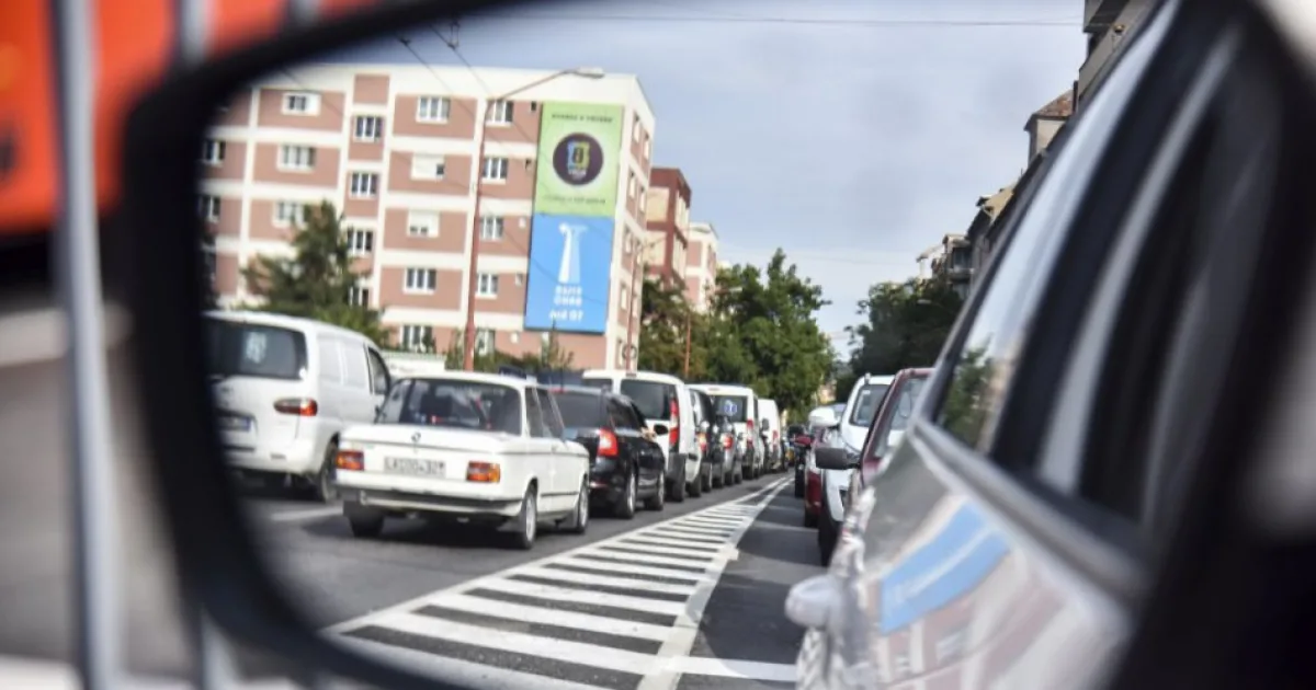 Kolóny na D2 sa tiahnu od Petržalky až po Stupavu