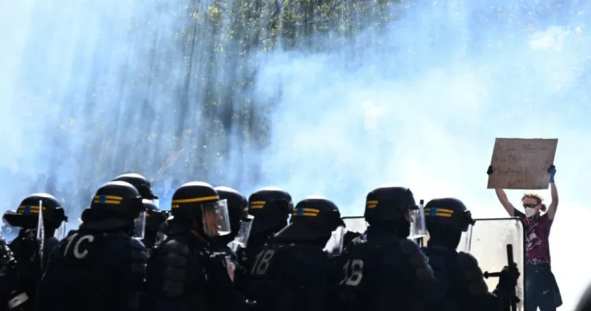 Macron neprijal rezignáciu ministra vnútra po násilných protestoch