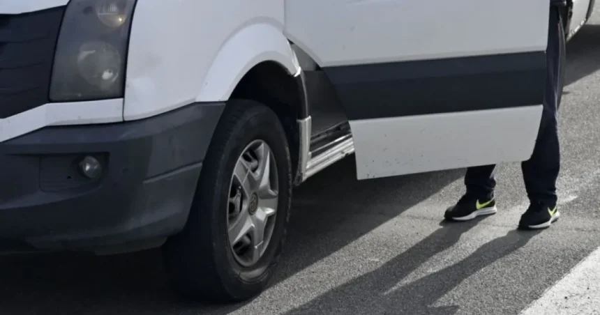 Muž neprežil pád z bytového domu, prerazil strechu dodávky