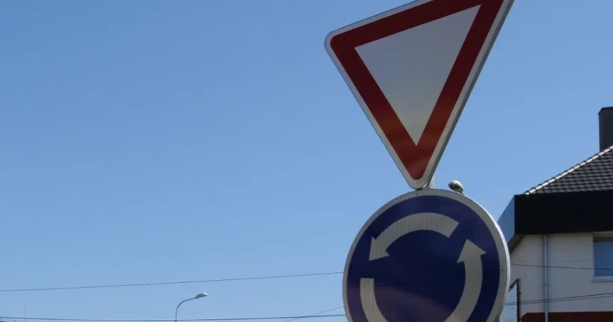 Na kruhovom objazde pri vjazde do Hlohovca opravia vozovku