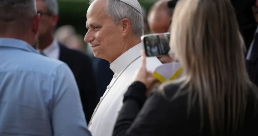 Pápež Lev XIV. je po operácii štyri dni mimo nemocnice