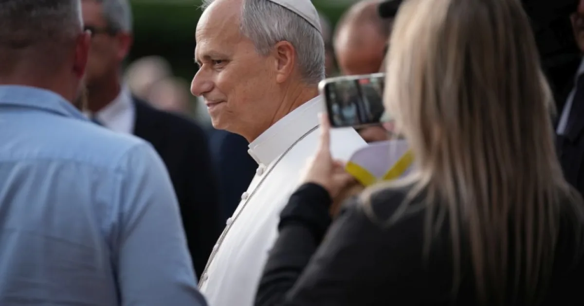 Pápež Lev XIV. je po operácii štyri dni mimo nemocnice
