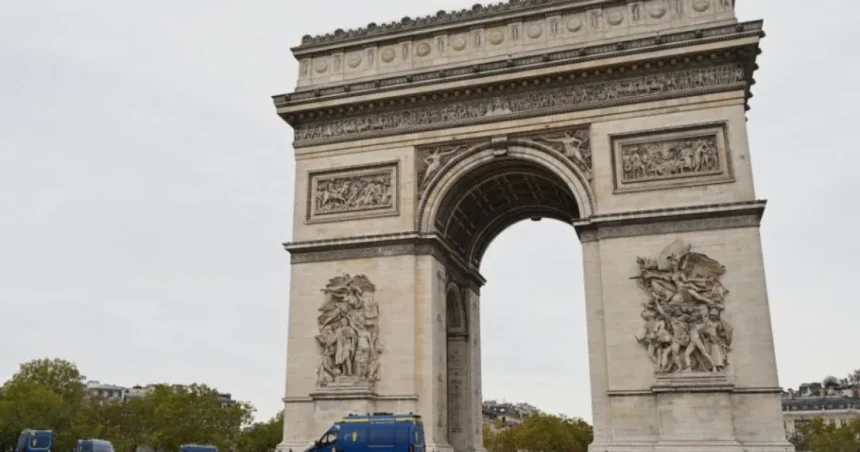 Paríž zavrel múzeá pre protesty, do ulíc vyslal tisíce policajtov
