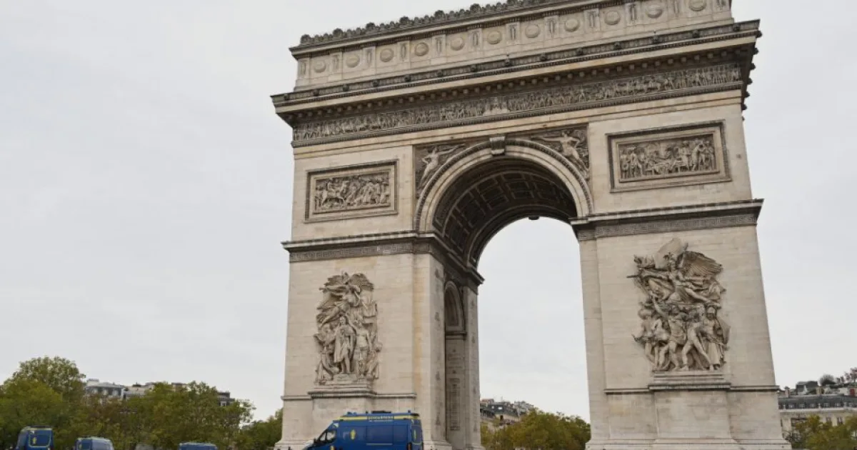 Paríž zavrel múzeá pre protesty, do ulíc vyslal tisíce policajtov
