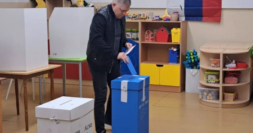 Premiér odvolil ako prvý volič vo volebnej miestnosti