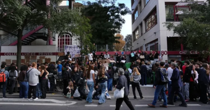Protesty vo Francúzsku pokračujú, pridali sa k nim aj odbory