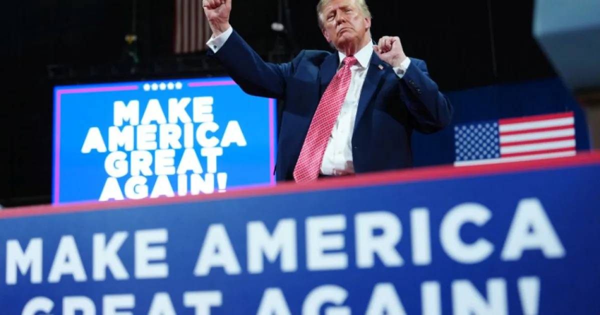 Trump: Zelenského treba pri mierových rokovaniach nahradiť