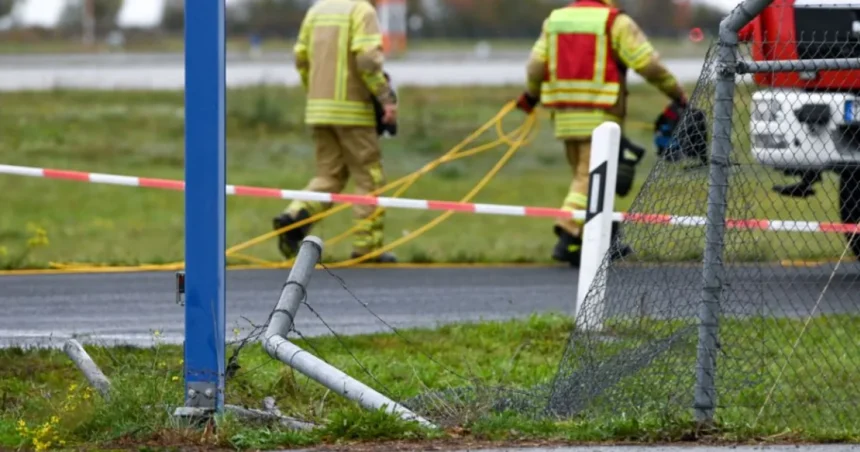 V noci zrejme auto narazilo do plota na lipskom letisku