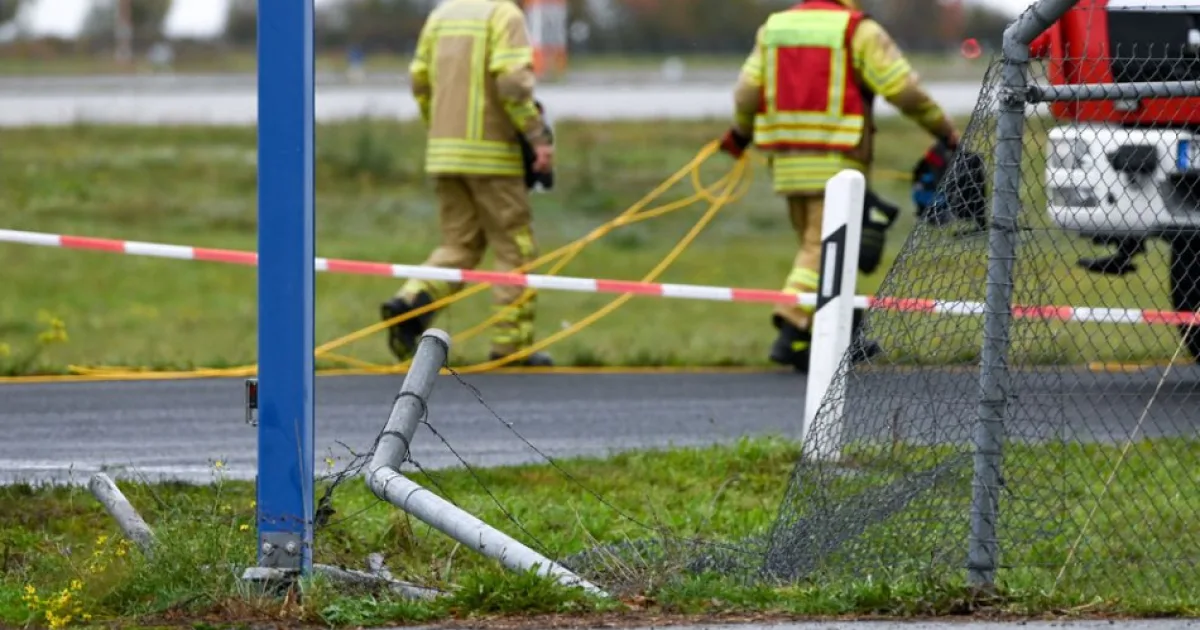 V noci zrejme auto narazilo do plota na lipskom letisku