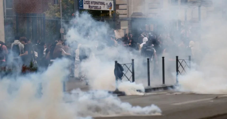 Vo Francúzsku zadržali vyše 600 ľudí, protesty v školách neutíchajú
