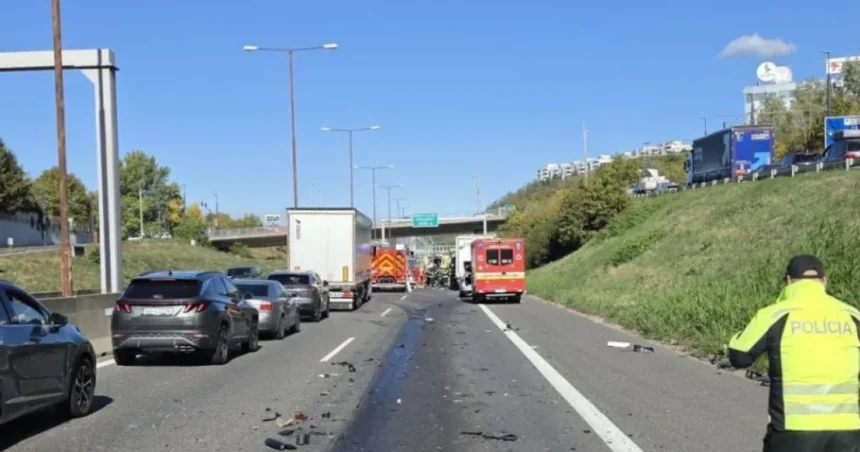 Zrážka dvoch kamiónov pred tunelom Sitina na D2