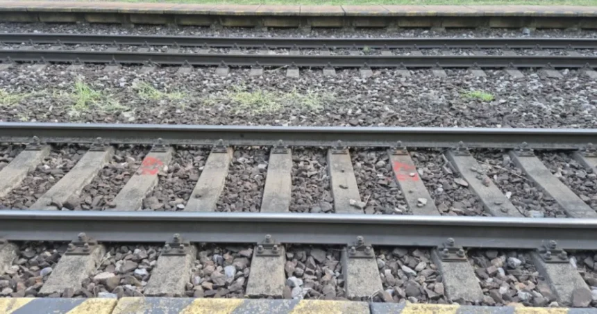 Zrážka vlaku a osobného auta v Dunajskej Strede na koľajniciach